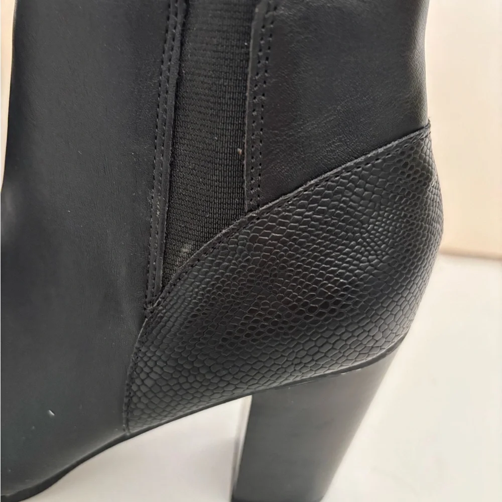ME TOO Black Faux Leather Ankle Boots Size 7